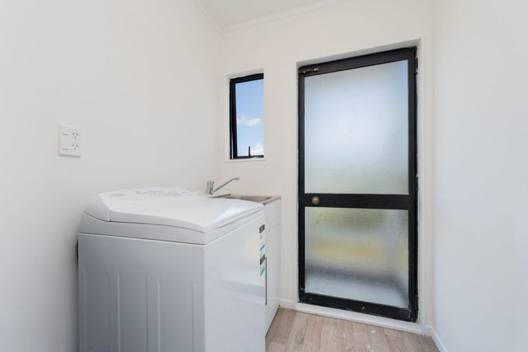 Photo of property in 3 Loughanure Place, Massey, Auckland, 0614