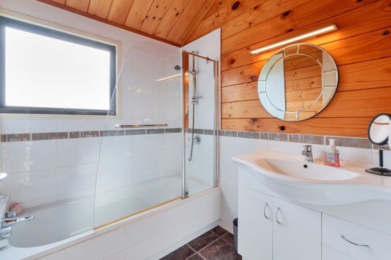 Photo of property in 10 Mcmurdo Road, South Head, Helensville, 0874