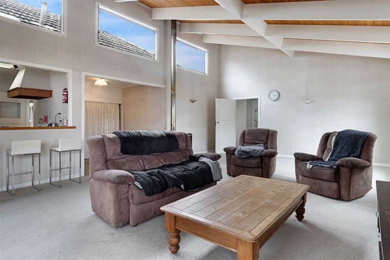 Photo of property in 21 Martin Place, Kelston, Auckland, 0602