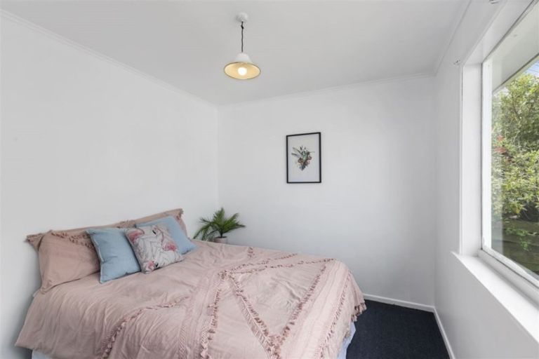 Photo of property in 25 Brooker Grove, Newlands, Wellington, 6037