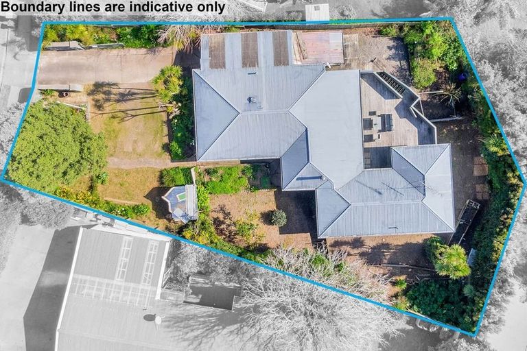 Photo of property in 4 Weatherly Road, Torbay, Auckland, 0630