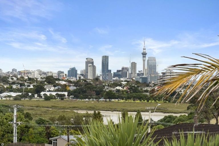 Photo of property in 6a Hanlon Crescent, Narrow Neck, Auckland, 0624