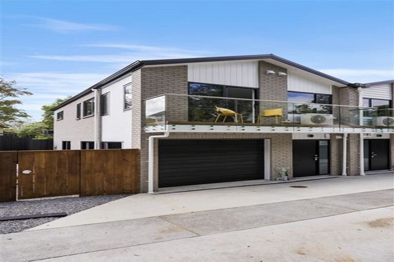 Photo of property in 10f Ballial Place, West Harbour, Auckland, 0618