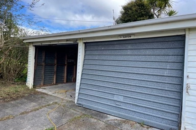 Photo of property in 1/22 Cliff View Drive, Green Bay, Auckland, 0604