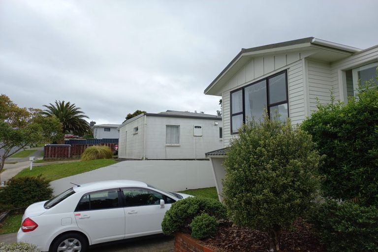 Photo of property in 17 Cypress Drive, Maungaraki, Lower Hutt, 5010