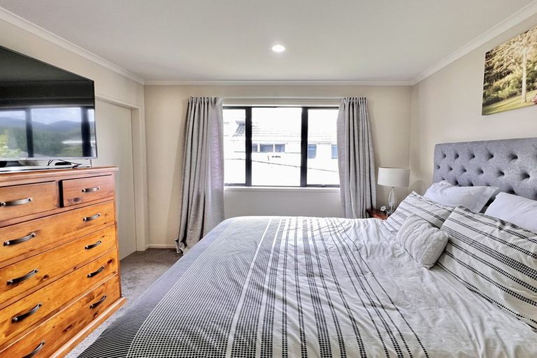 Photo of property in 25 Mcewen Crescent, Riverstone Terraces, Upper Hutt, 5018