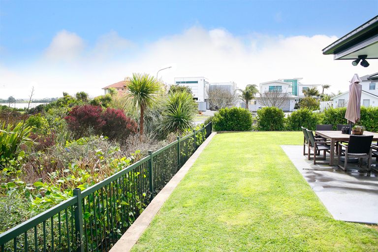 Photo of property in 12 Portofino Point, Karaka, Papakura, 2113