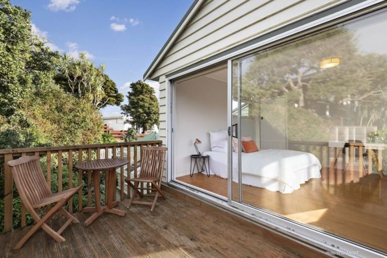 Photo of property in 92 Nevay Road, Karaka Bays, Wellington, 6022