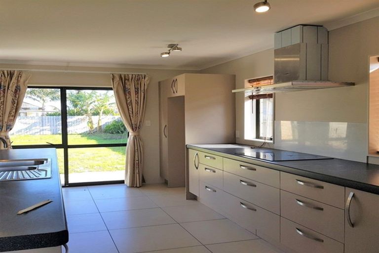 Photo of property in 20 Roto View, One Tree Point, 0118