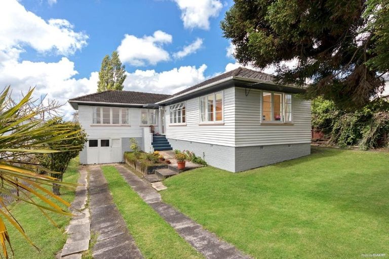 Photo of property in 13 Netherlands Avenue, Kelston, Auckland, 0602