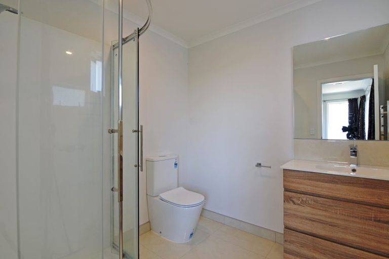 Photo of property in 19 Bendigo Grove, Newlands, Wellington, 6037