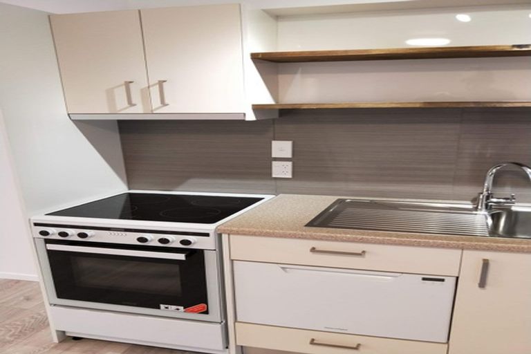 Photo of property in 32a Wade River Road, Stanmore Bay, Whangaparaoa, 0932