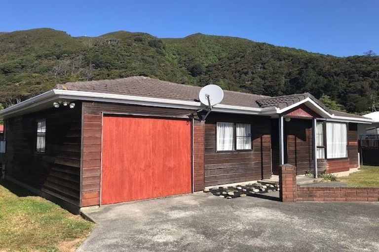 Photo of property in 195b Whites Line East, Waiwhetu, Lower Hutt, 5010