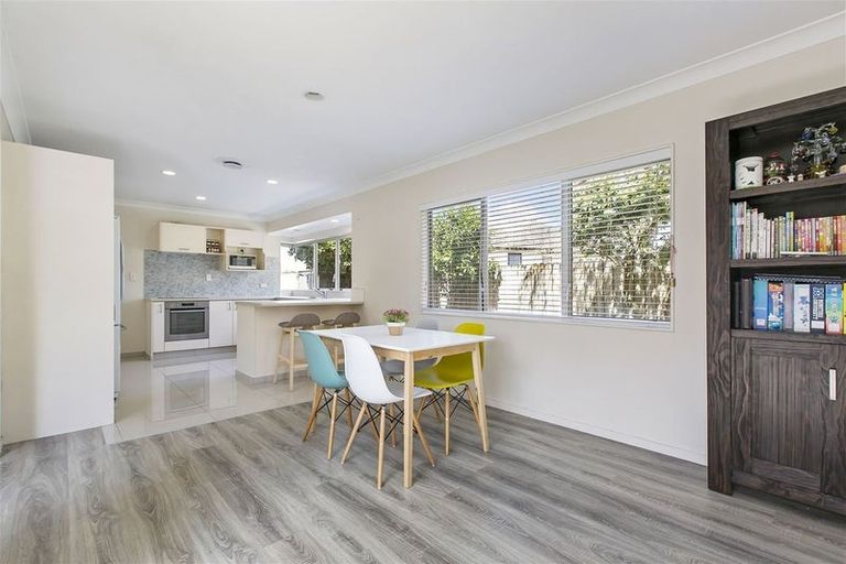 Photo of property in 2/20 Penruddocke Road, Half Moon Bay, Auckland, 2012