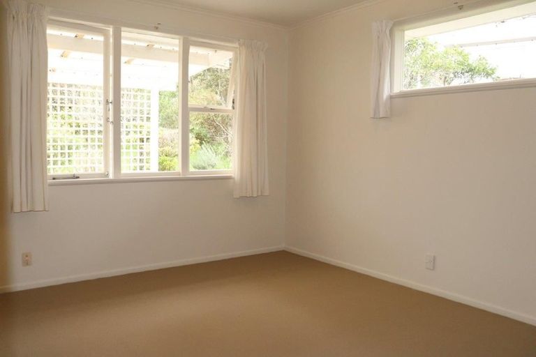 Photo of property in 38 Potter Avenue, Northcote, Auckland, 0627