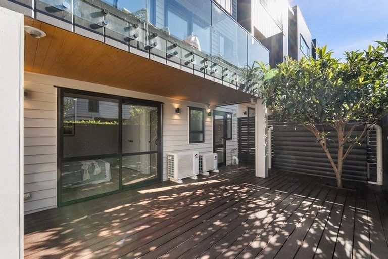 Photo of property in 4d Fowler Street, Northcote, Auckland, 0627