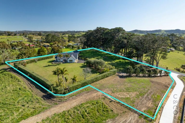 Photo of property in 221 Amreins Road, Taupaki, Henderson, 0782