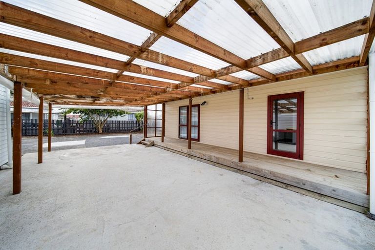 Photo of property in 33 Convair Crescent, Mangere, Auckland, 2022