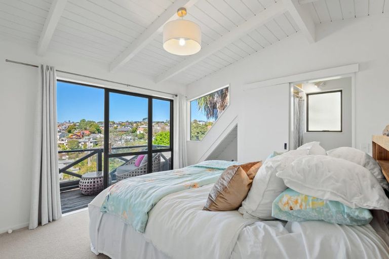 Photo of property in 2/31 Kiteroa Terrace, Rothesay Bay, Auckland, 0630