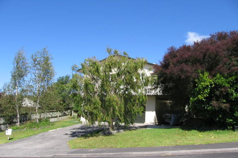 Photo of property in 24 Jumento Place, Unsworth Heights, Auckland, 0632