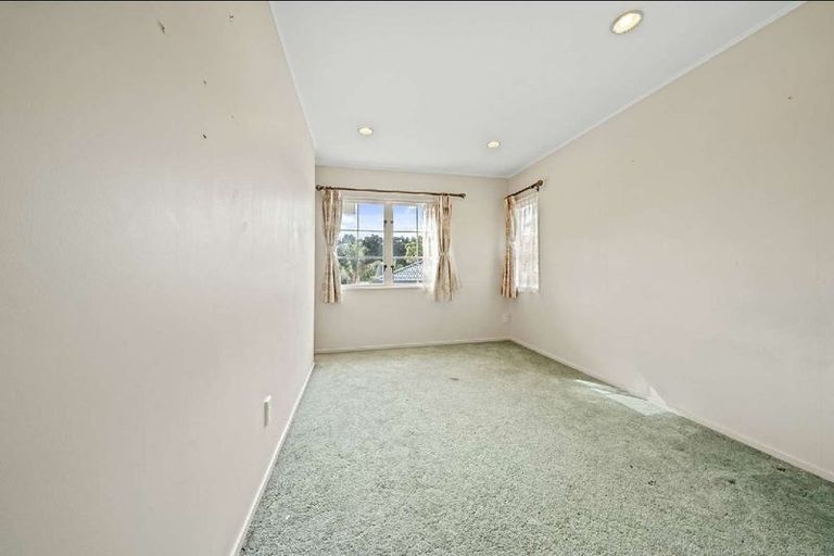 Photo of property in 12 De Havilland Drive, Goodwood Heights, Auckland, 2105