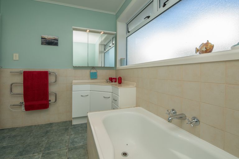 Photo of property in 6 Shirldale Place, Avonhead, Christchurch, 8042