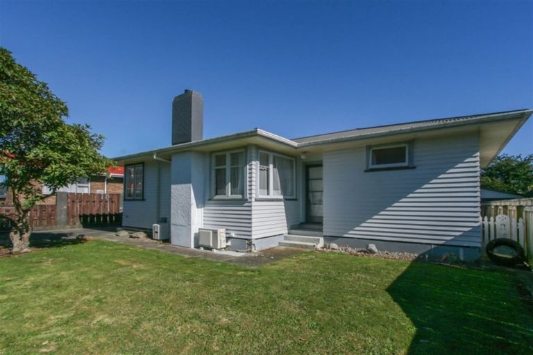 Photo of property in 12 Nikau Street, Inglewood, 4330
