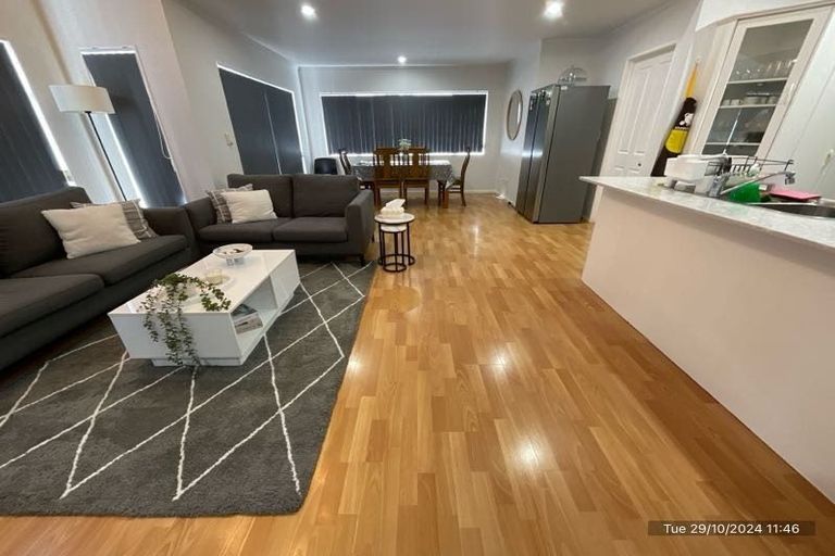 Photo of property in 1/59 Ribbonwood Crescent, Goodwood Heights, Auckland, 2105