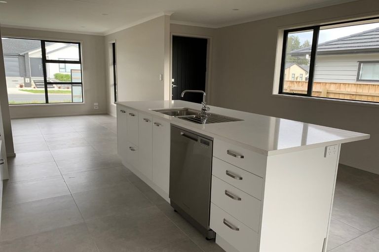 Photo of property in 8 Dida Park Drive, Kumeu, 0810