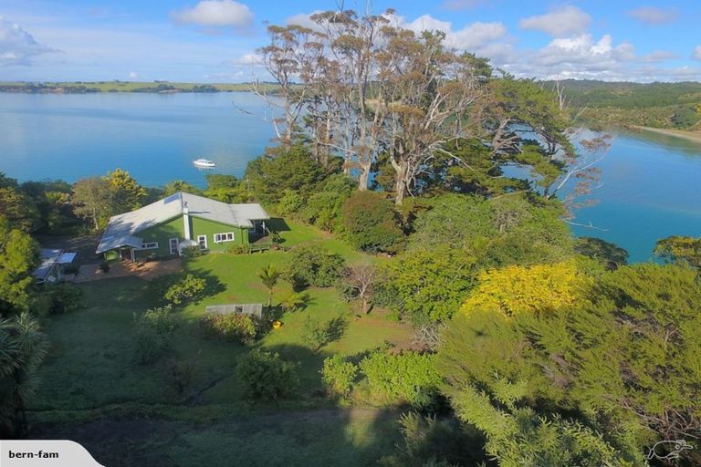 Photo of property in 219 Wade River Road, Wade Heads, Whangaparaoa, 0932