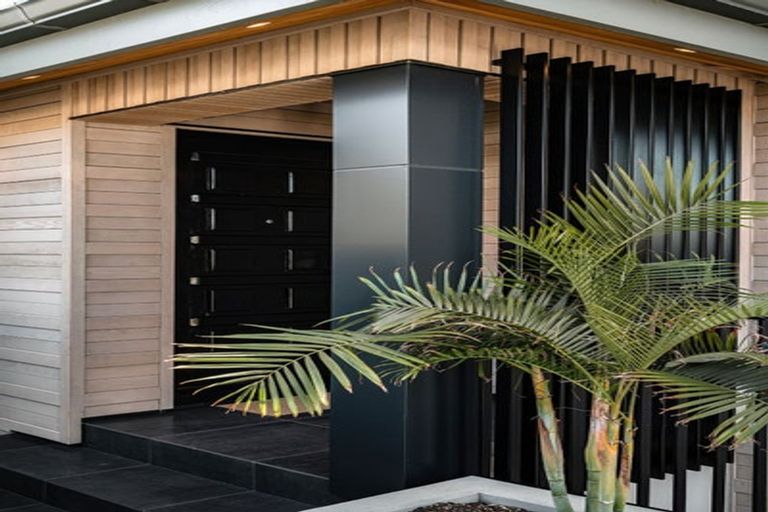 Photo of property in 1/60 Milford Road, Milford, Auckland, 0620