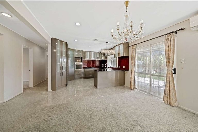 Photo of property in 12 De Havilland Drive, Goodwood Heights, Auckland, 2105