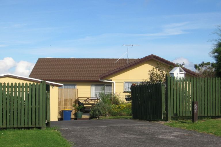 Photo of property in 1 Landow Place, Henderson, Auckland, 0612