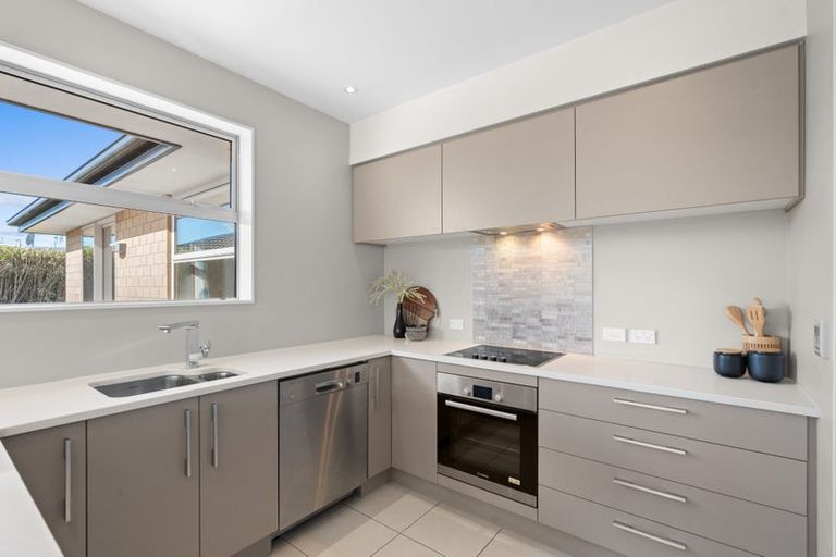 Photo of property in 16 Graycliffe Street, Halswell, Christchurch, 8025