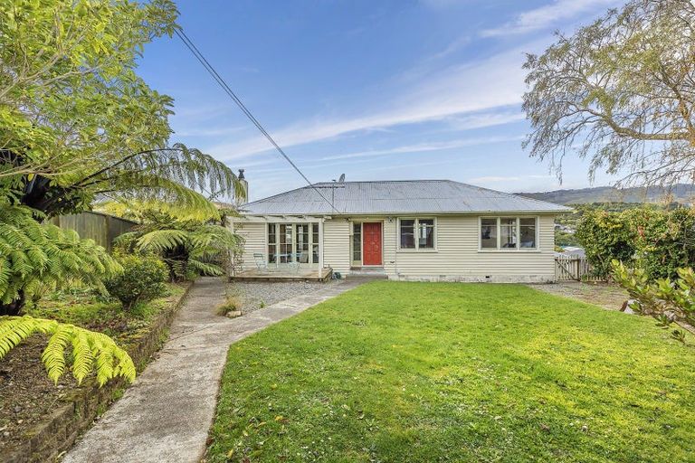 Photo of property in 17 Kereru Bend, Tawa, Wellington, 5028