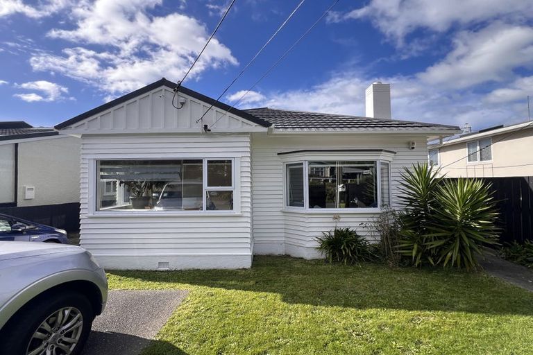 Photo of property in 123 Queens Drive, Lyall Bay, Wellington, 6022