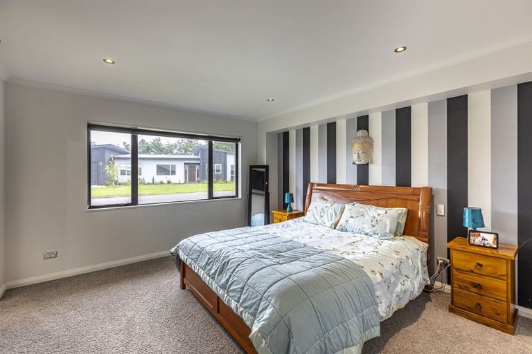 Photo of property in 5 D'urville Place, Kelvin Grove, Palmerston North, 4414