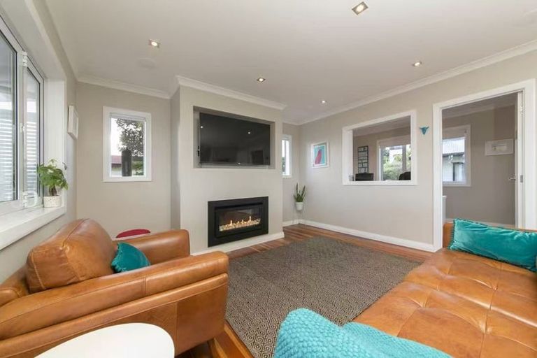 Photo of property in 124 Golf Road, New Lynn, Auckland, 0600