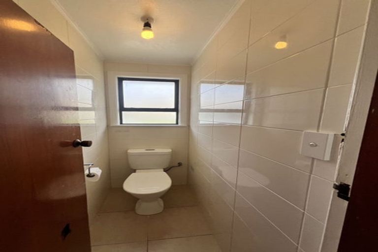 Photo of property in 72 Kelman Road, Kelston, Auckland, 0602