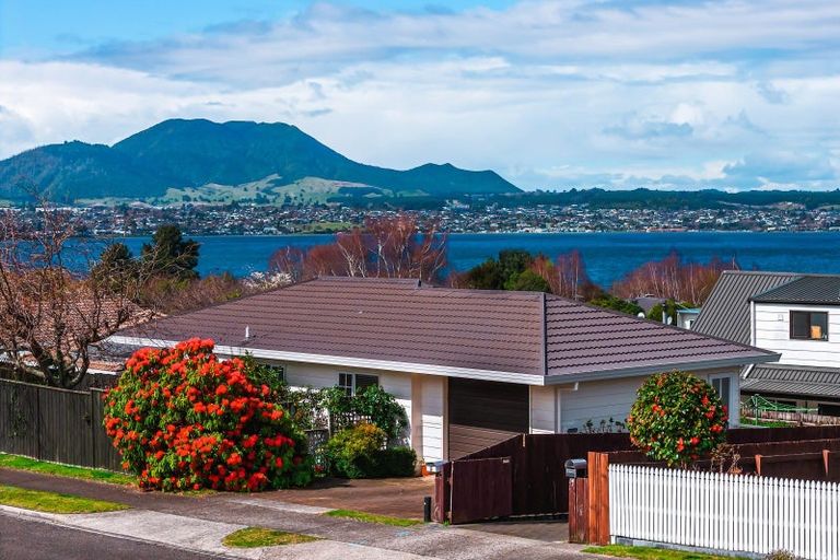 Photo of property in 2/8 Kinder Street, Acacia Bay, Taupo, 3330
