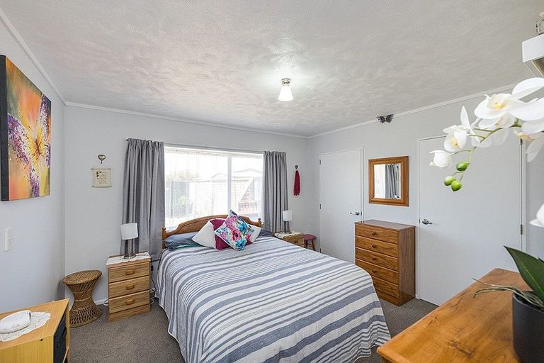 Photo of property in 21 Colonial Place, Kelvin Grove, Palmerston North, 4414