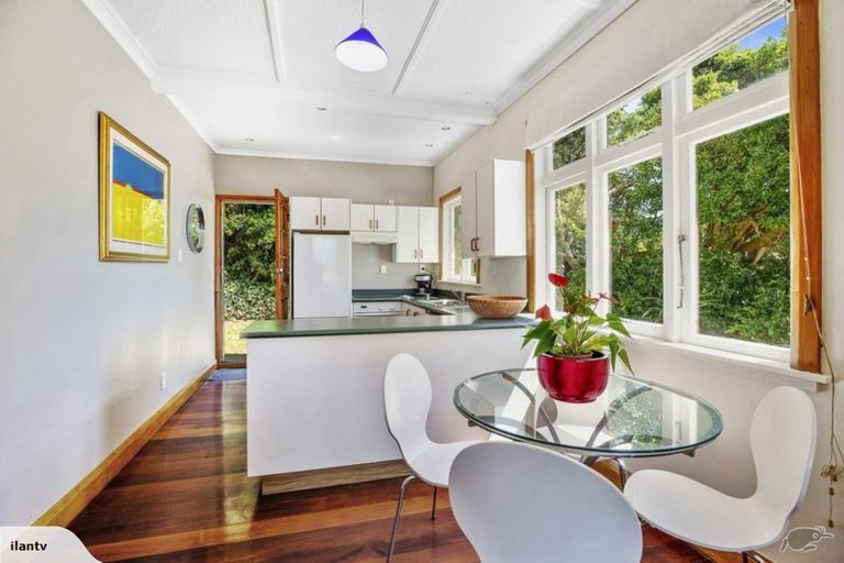 Photo of property in 49 Hungerford Road, Lyall Bay, Wellington, 6022