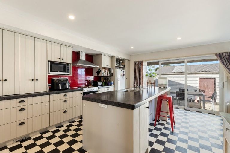 Photo of property in 11 Truby King Street, Merrilands, New Plymouth, 4312