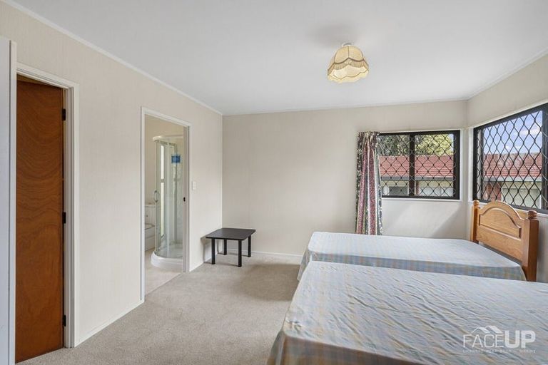 Photo of property in 5 Bosnyak Drive, Te Atatu South, Auckland, 0610