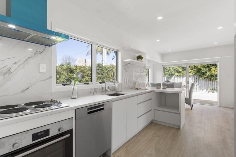 Photo of property in 1/11 Corunna Road, Milford, Auckland, 0620