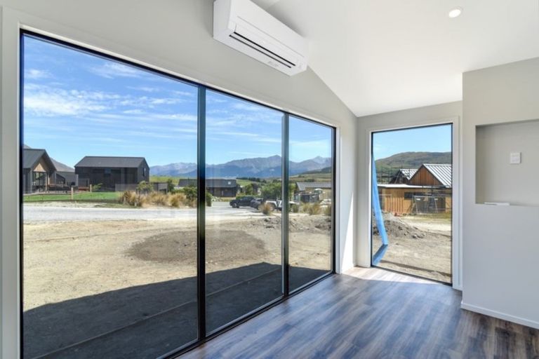 Photo of property in 16 Kinross Lane, Jacks Point, Queenstown, 9371