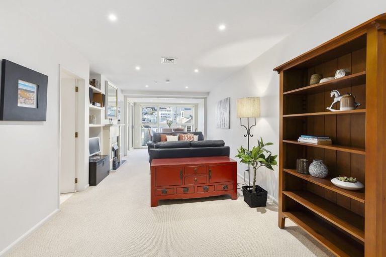 Photo of property in 4e/5 Kent Terrace, Mount Victoria, Wellington, 6011