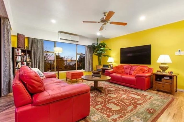 Photo of property in 16 Lucas Place, Weymouth, Auckland, 2103