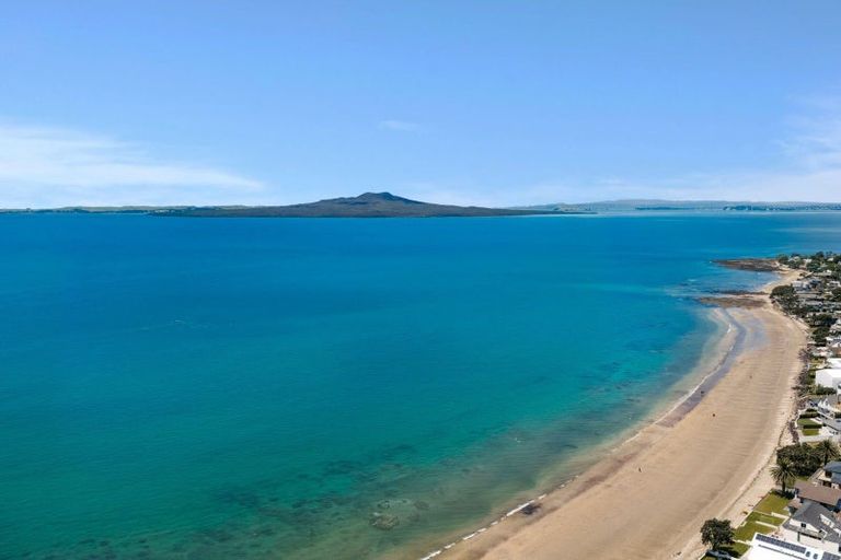 Photo of property in 1/60 Milford Road, Milford, Auckland, 0620