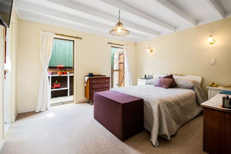 Photo of property in 2 Cezanne Place, New Lynn, Auckland, 0600